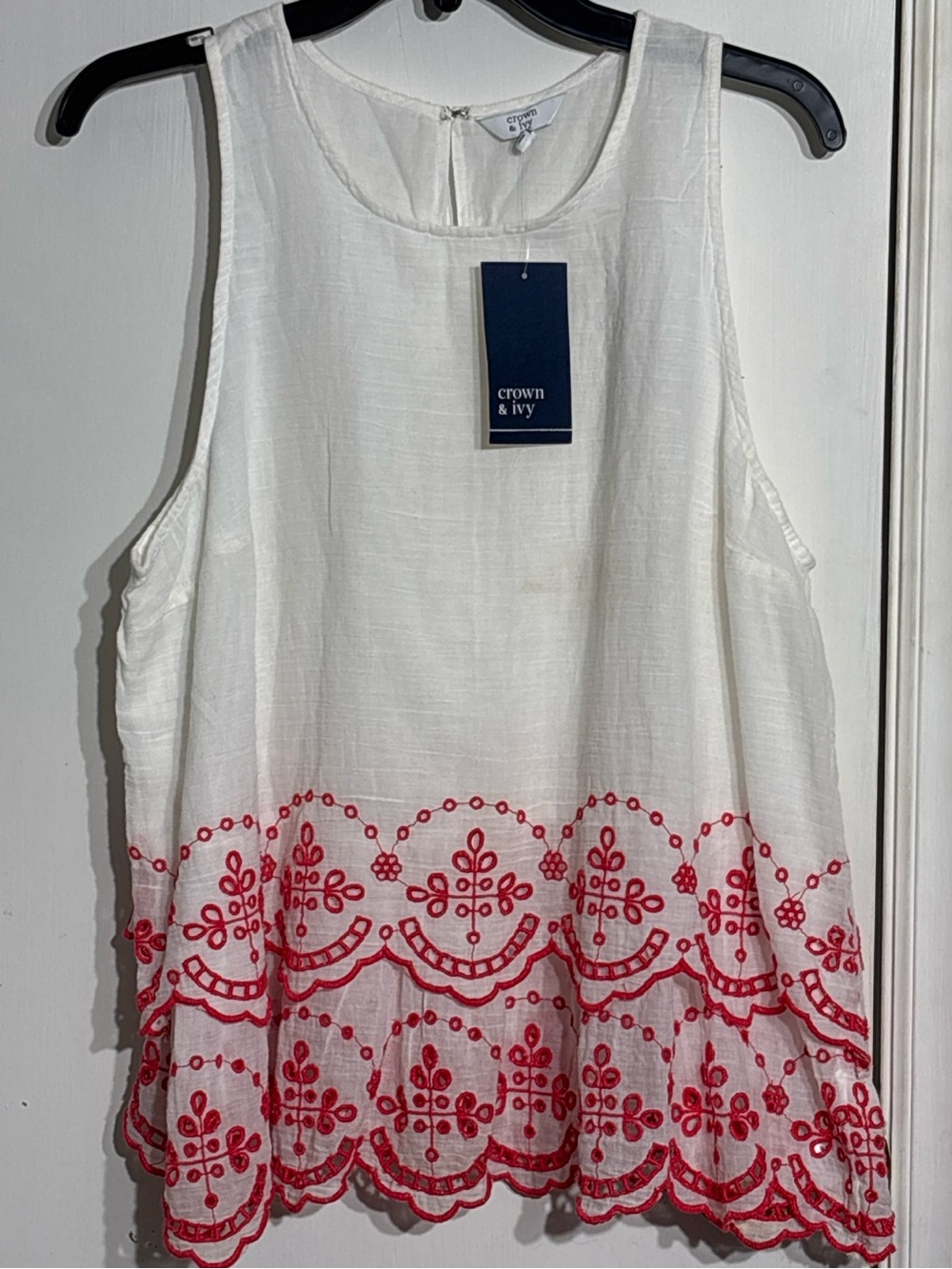 crown & ivy White Textured Sleeveless Blouse